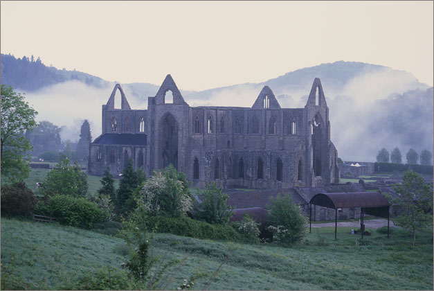 Tintern Abbey, Mist