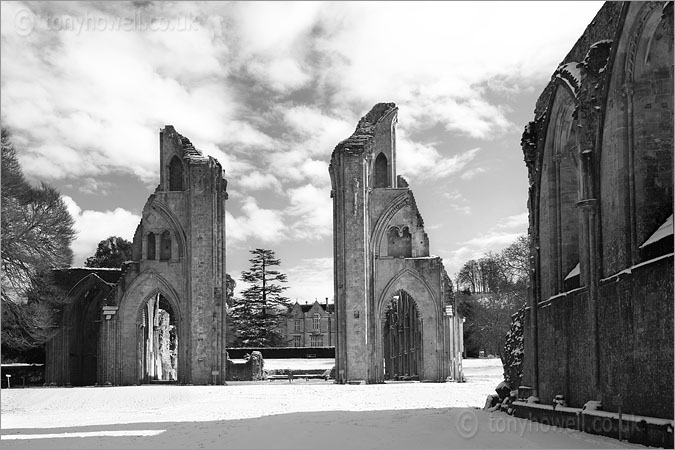 Glastonbury Abbey, Snow 